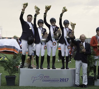 Gold for British Showjumping’s Team NAF Young Riders Gold for British Showjumping’s Team NAF Young Riders
